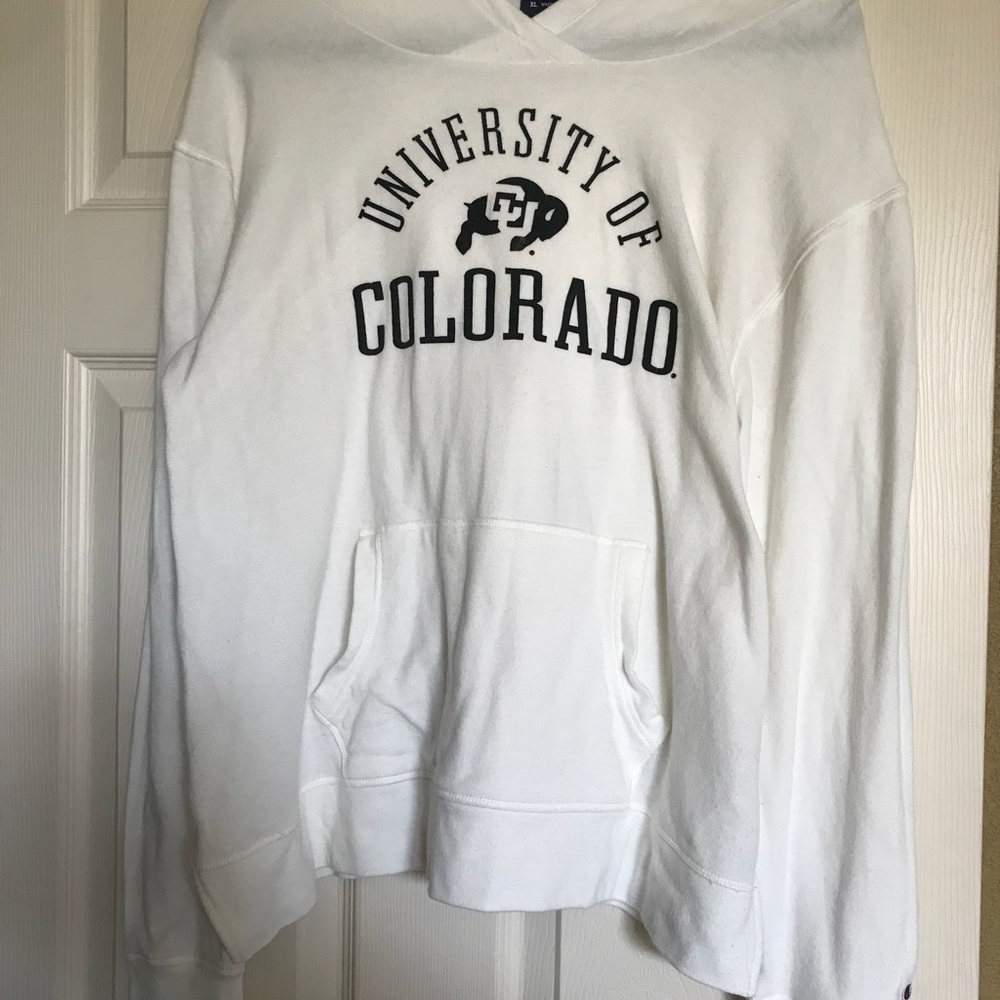 Women’s long sleeved white CU pullover.